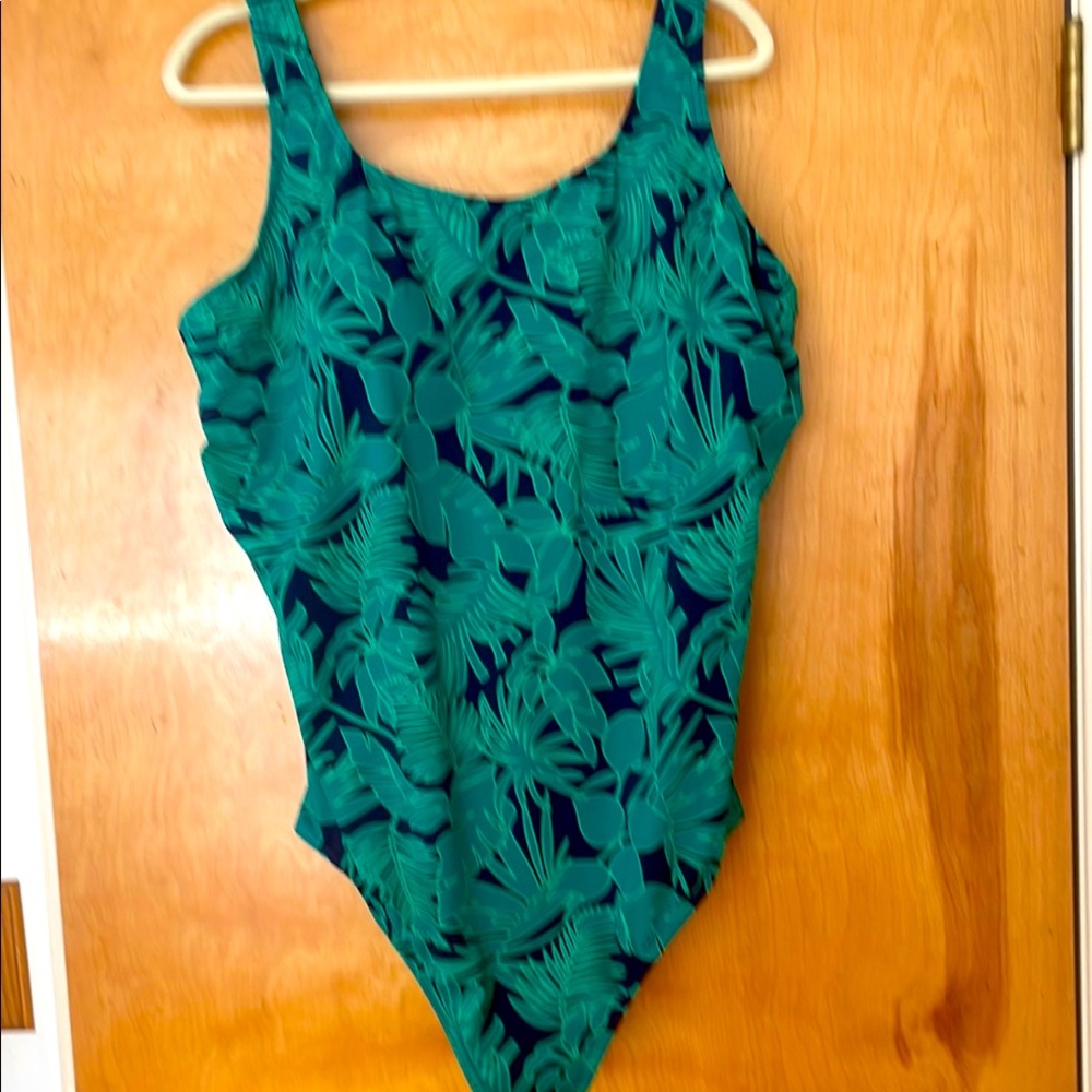 Lands’ End New Navy With Green Palm Foliage Size 26W